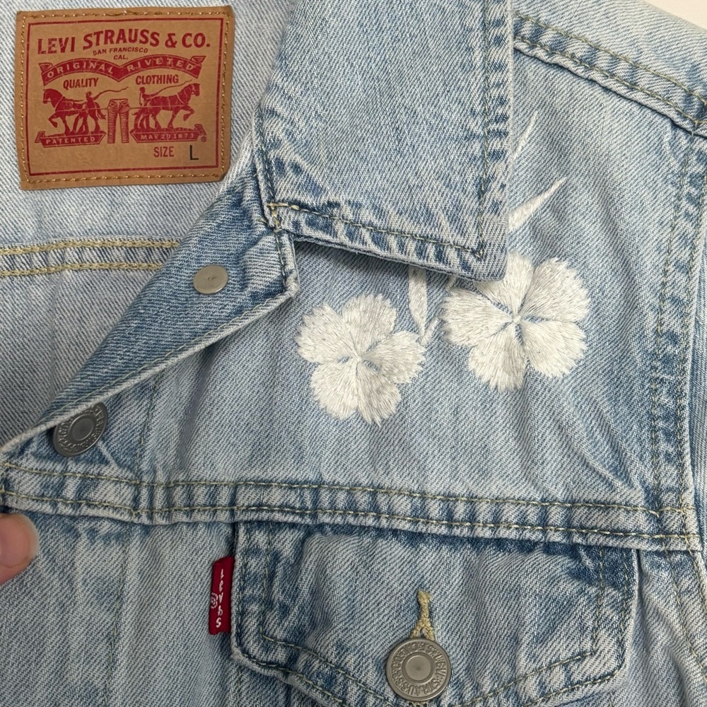 • [Levi’s] Embroidered Jean Jacket • - Picture 4 of 9
